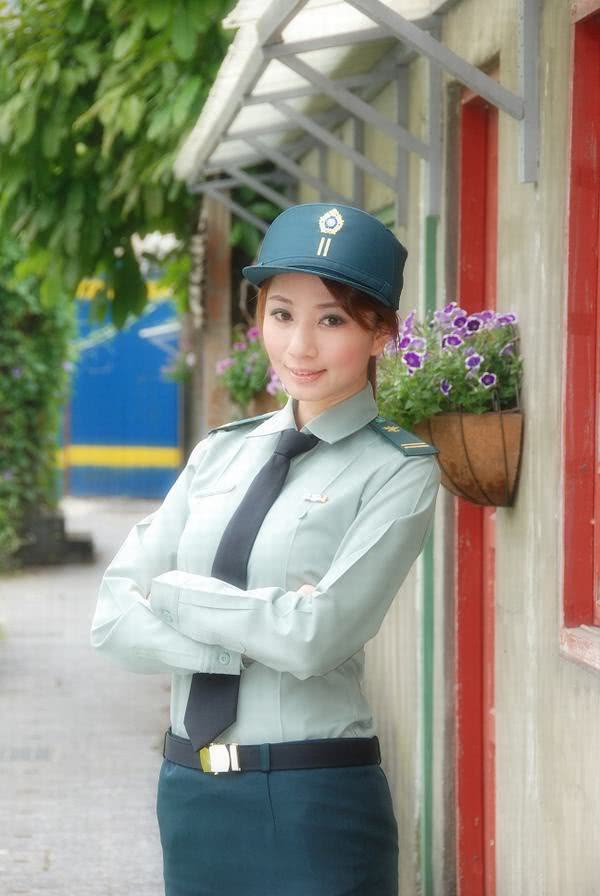 清爽上镜漂亮美女警官生活照