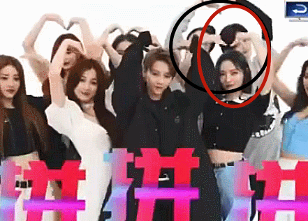 the9成员比心,唯独赵小棠跟陆柯燃搞特殊,别以为站在后面看不清