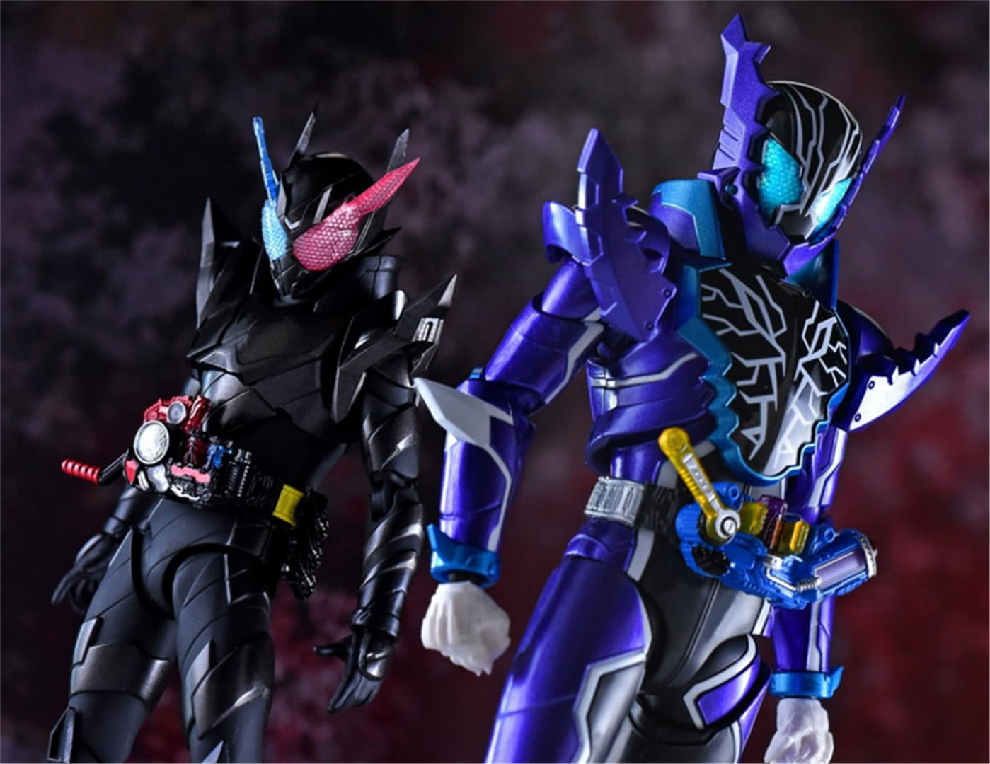 假面骑士精美手办壁纸:图二假面骑士想要抓蝙蝠的模样