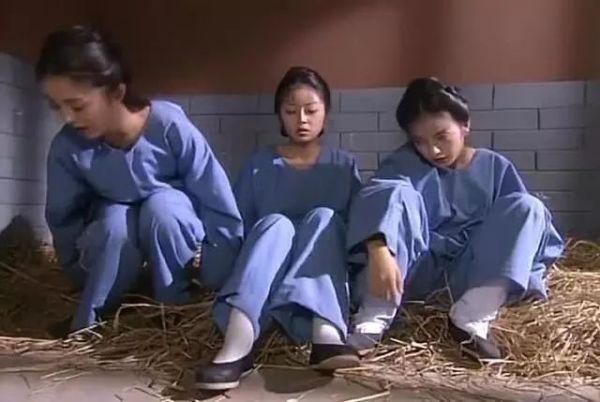 还珠格格:同样是入狱,旧版真实到想哭,新版穿的是定制