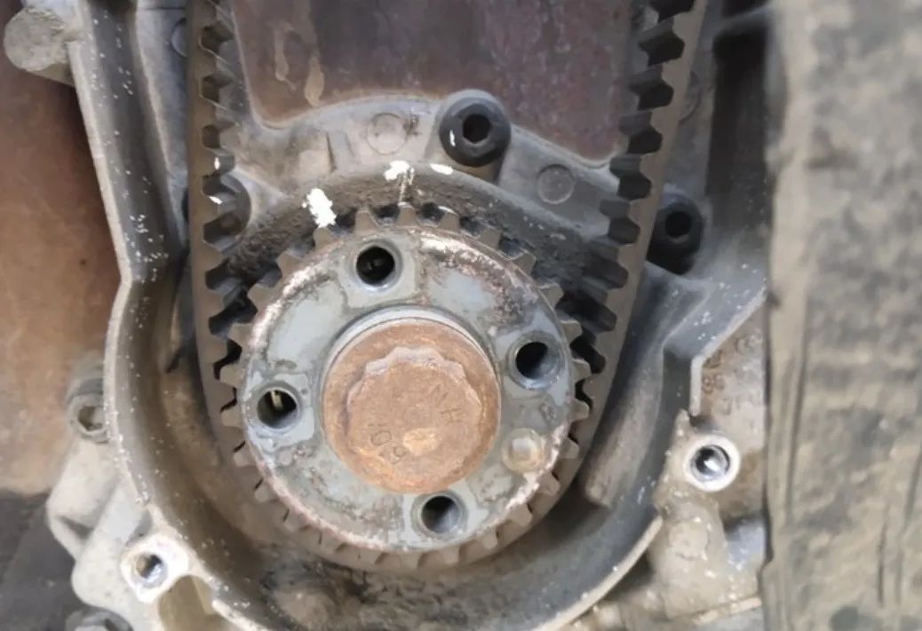 大众皮带安装图片,大众波罗皮带安装图片 大众捷达8万公里准时更换正时皮带,裂纹已经很明显!