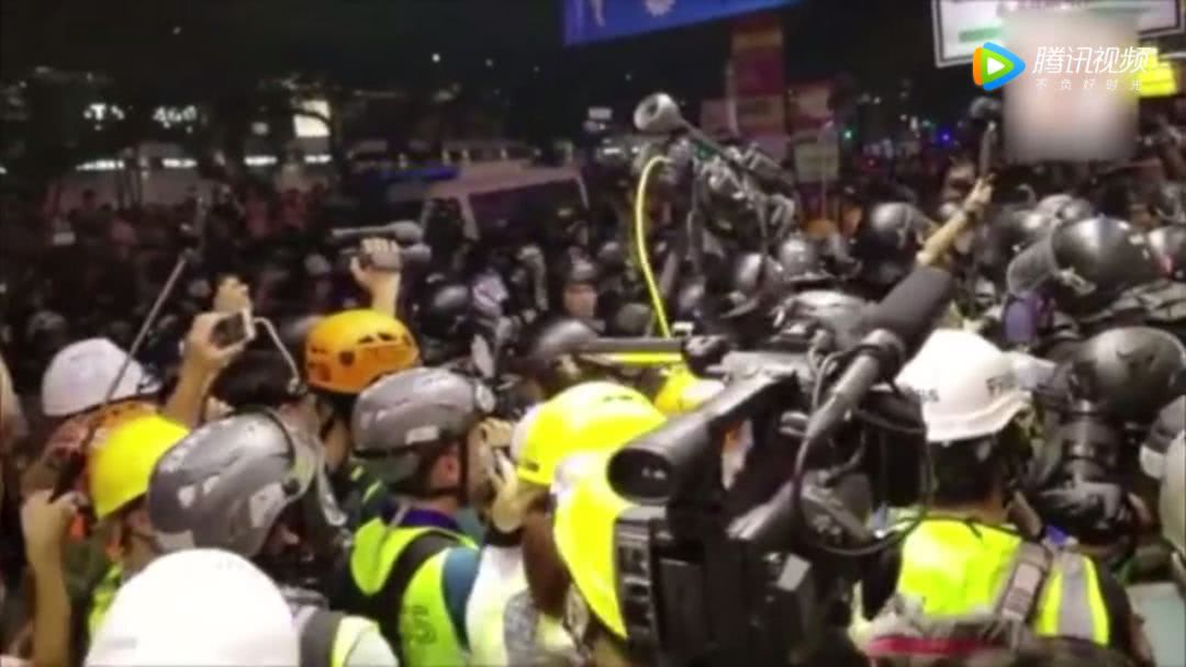 香港警察尖沙咀驱散示威者现场逮捕国泰空姐 看点快报