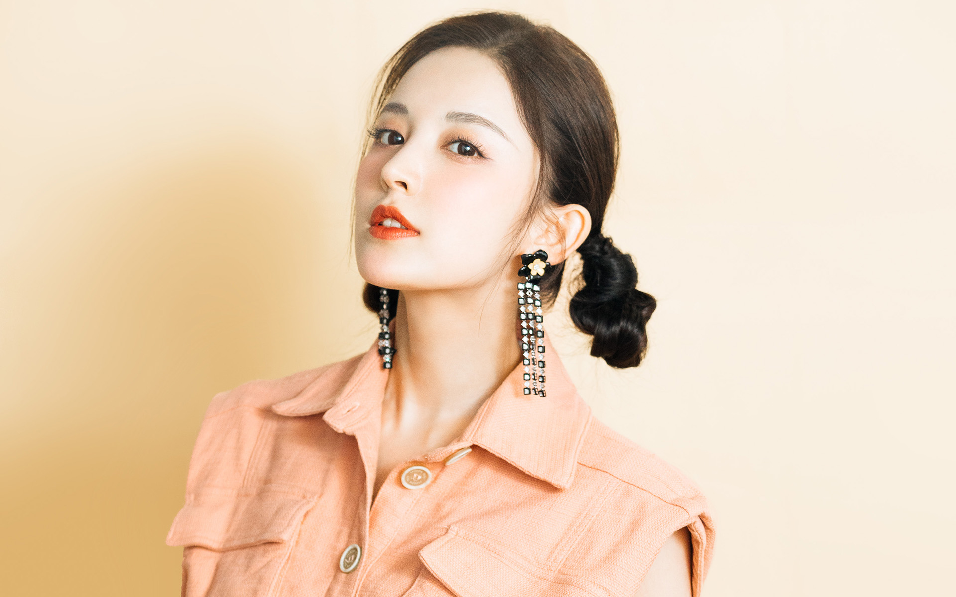 爱豆壁纸:古力娜扎双丸子头甜美高清写真桌面壁纸