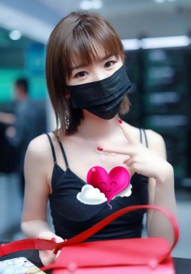 毛晓彤演技赞衣品也好潮,吊带 破洞牛仔裤