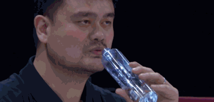 姚明喝水像