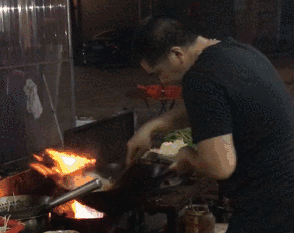火与美食的完美结合,炒菜就是属于中国的神秘力量