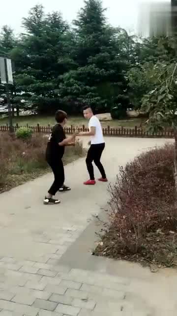 小伙用枪恶搞路人视频，拿枪的男子