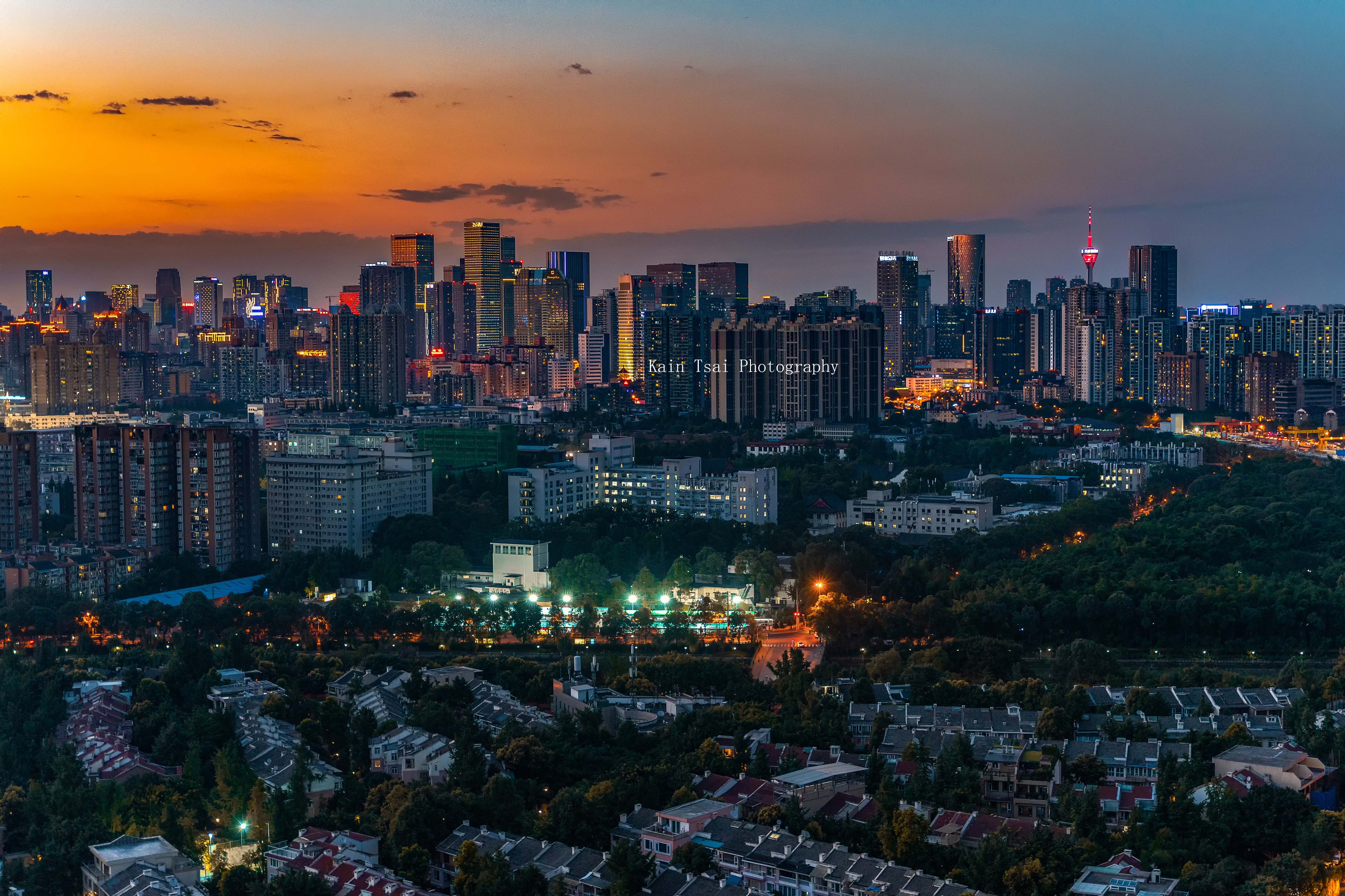 镜头中的成都夜景,没有太多的彩色灯光,游客说像是东京