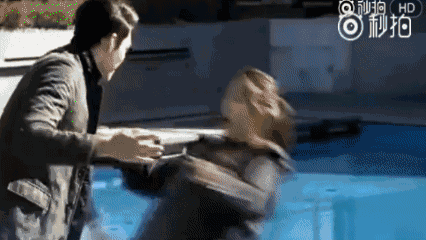 接着来了个360°大转折——金宇彬 立马松开手.女主扑通落水.