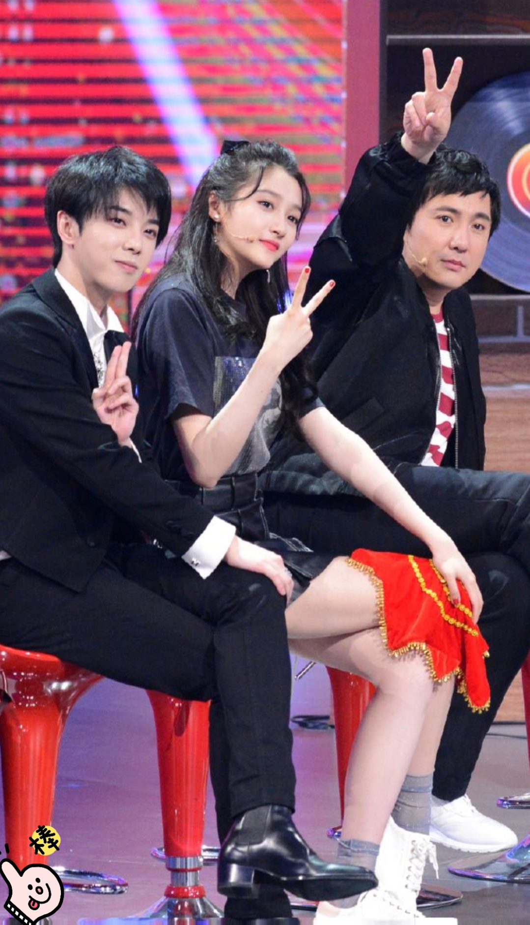 关晓彤,鹿晗,短裙,二郎腿