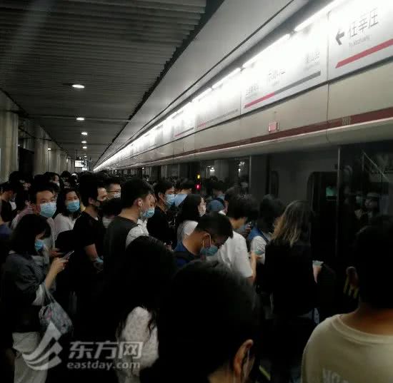 今早,上海地铁1号线突发故障,站台人山人海!你迟到了吗?