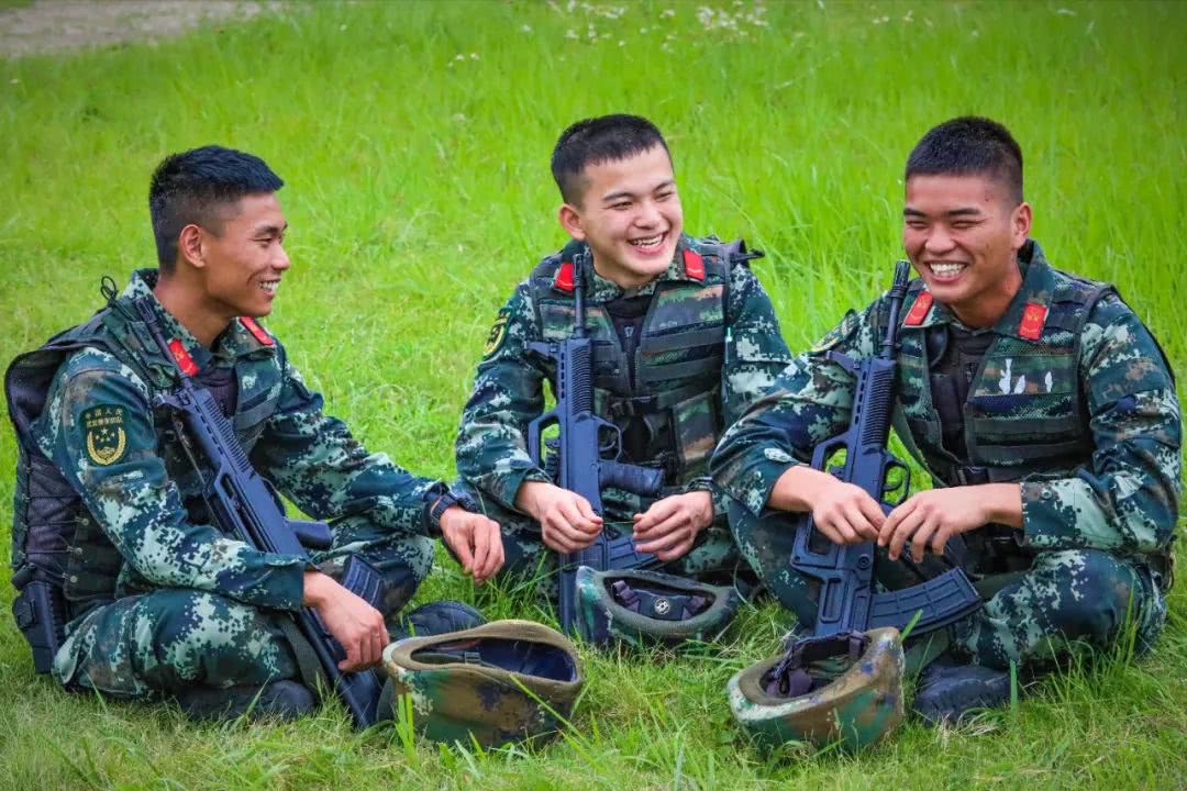 兵哥哥:训练虽苦,但也要用笑容甜齁你