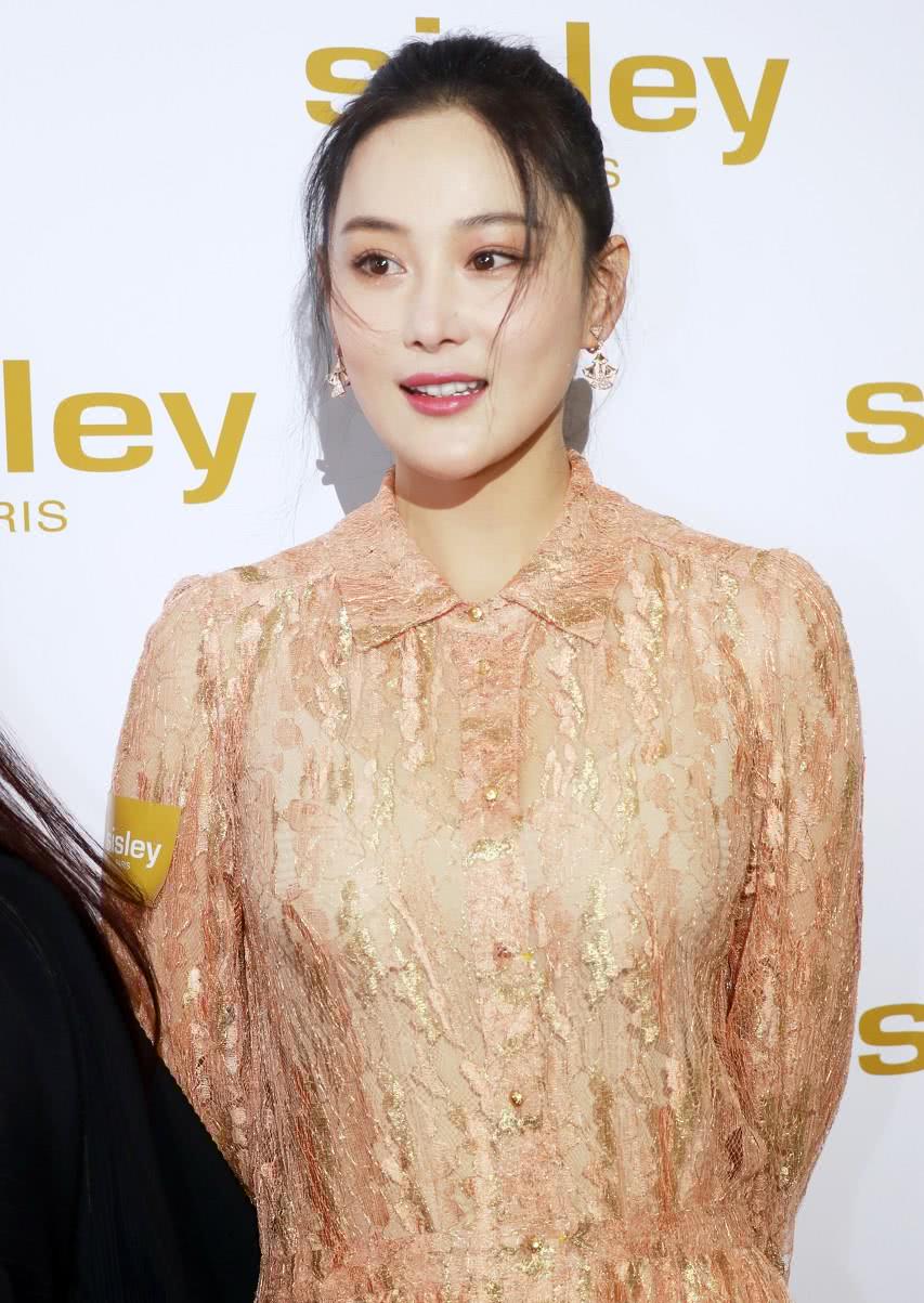 豹纹西装的张馨予,隐隐有