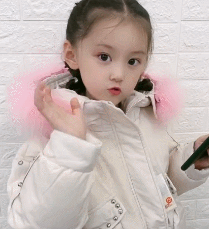 古灵精怪的小女孩,这调皮的小模样,真是招人喜欢呢!