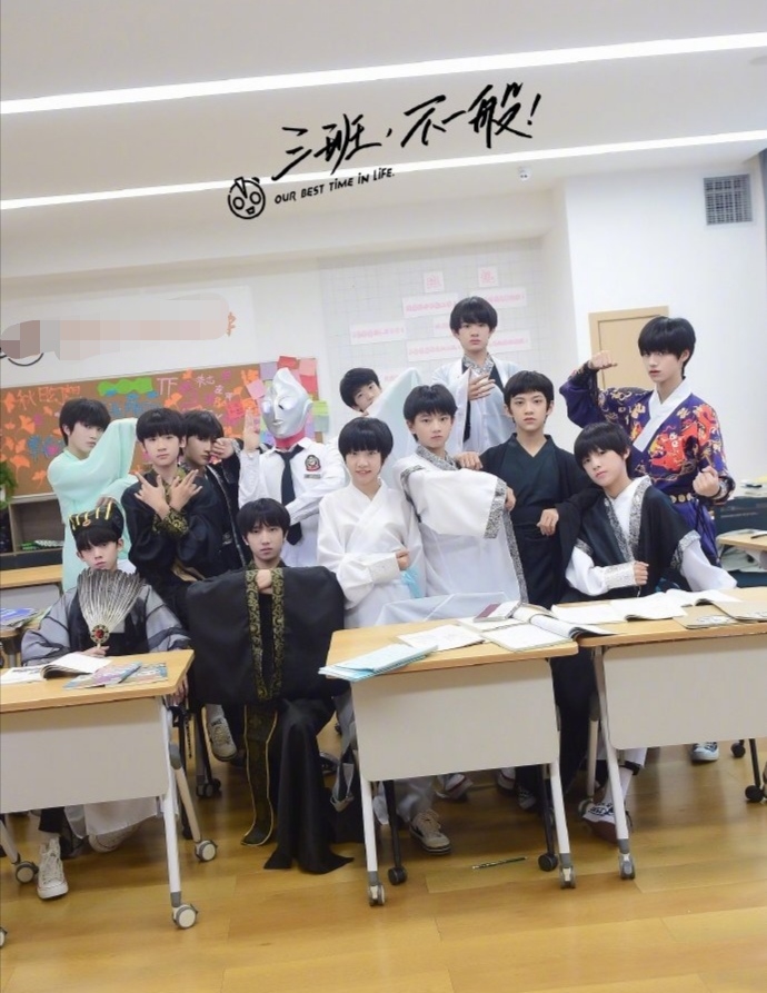 tf家族晒3代合照,王俊凯3人稳居c位,师弟们在追赶tfboys