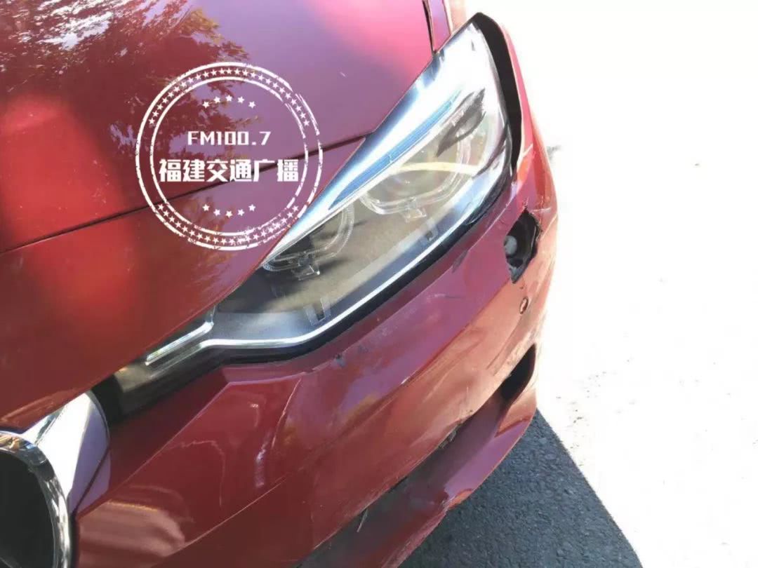 突发 福州市区宝马撞飞电动车 骑手躺在地上不停喊疼 看点快报