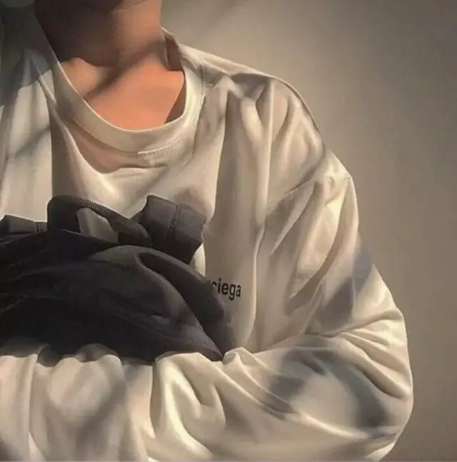 优质不露脸部位男生头像:不要把秘密告诉风,风会吹过整片森林