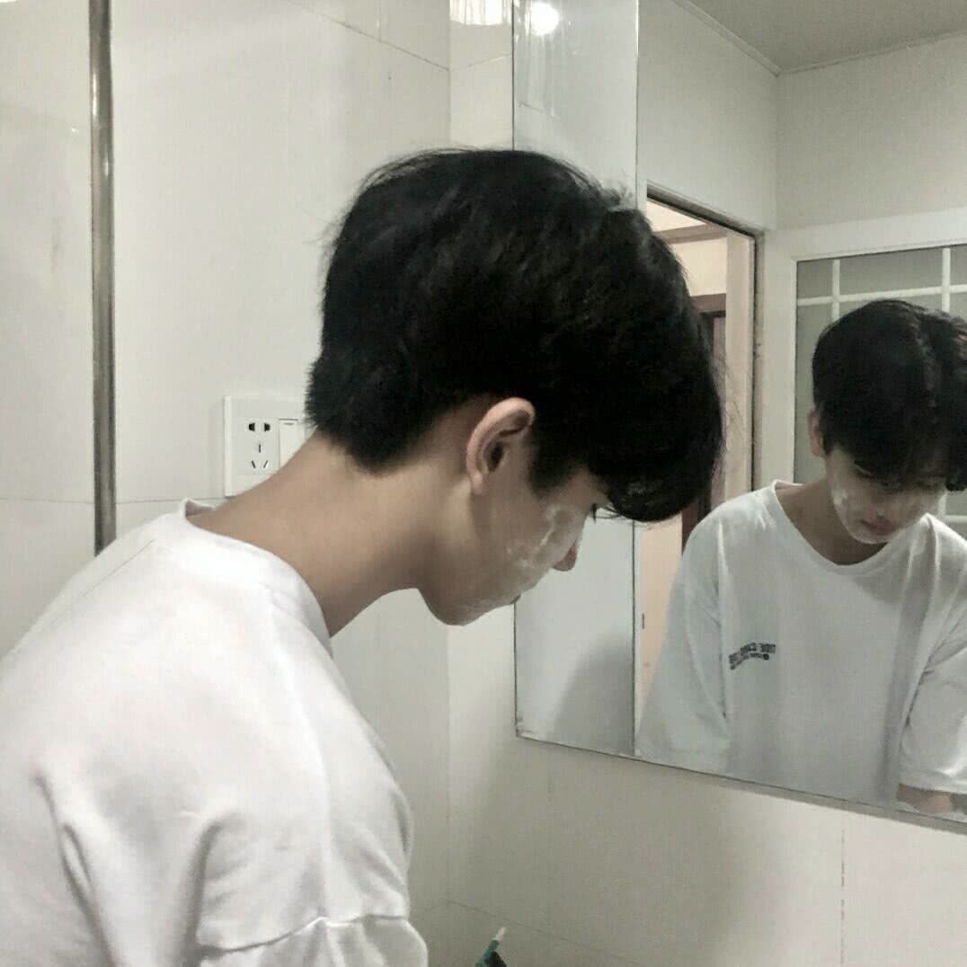 高冷男生头像:在一无所有的年纪,我连快乐都给不起自己!