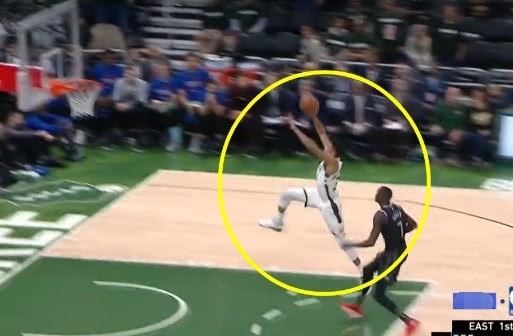 25岁字母哥1打5 罚球线扣篮,对比25岁詹姆斯,天赋相差