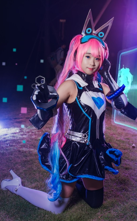 《王者荣耀》cosplay安琪拉·心灵骇客,长相可爱的粉色头发少女
