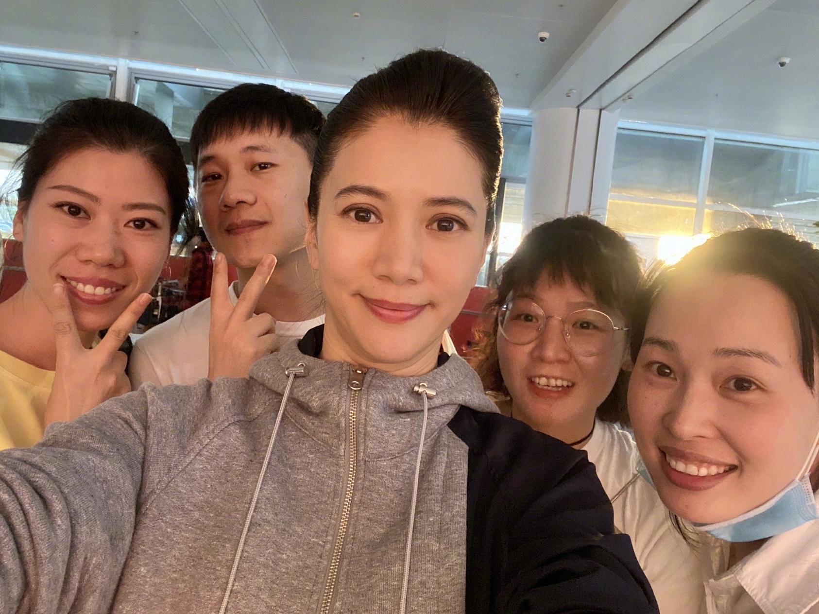 49岁的袁咏仪老了许多!和朋友聚会合影照释出,长发素颜也很优雅