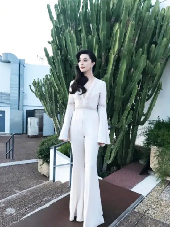 范冰冰个头高穿衣不愁,穿拖地连体裤出镜,