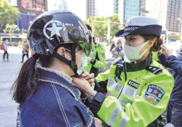 电动车车主发出紧急提问 电动车加装尾箱违规吗 就放个头盔 看点快报