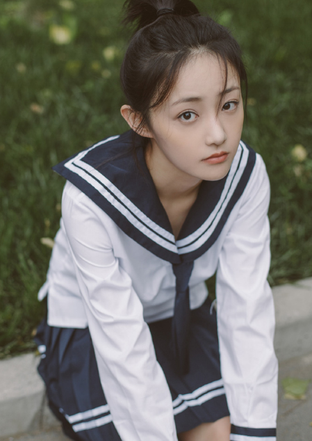 吴佳怡水手服可爱写真,尽显清纯俏皮的姿态