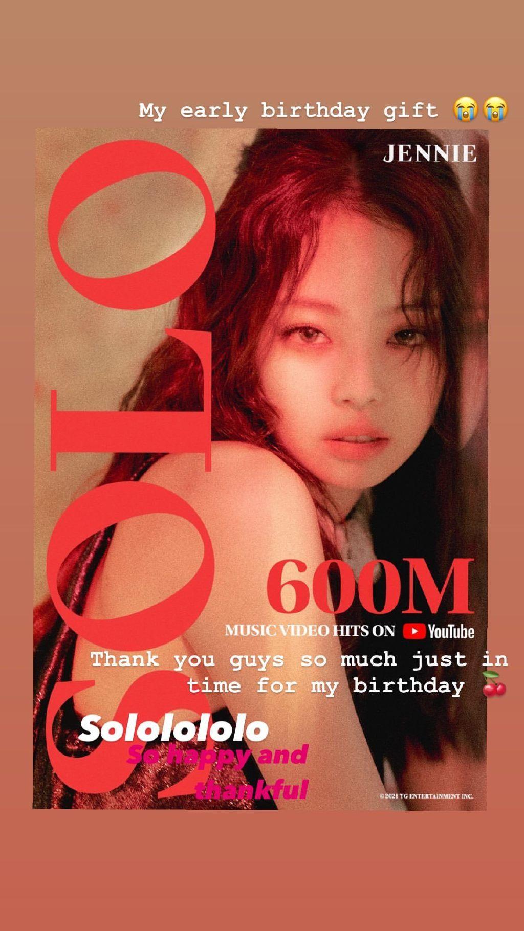 粉墨jennie手捧蝴蝶蛋糕庆生,丝巾绕马尾低头浅笑超甜