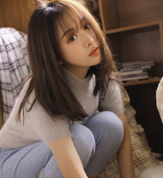 极品短发美女,背带裤毛衣慵懒写真,优雅大方清新自然