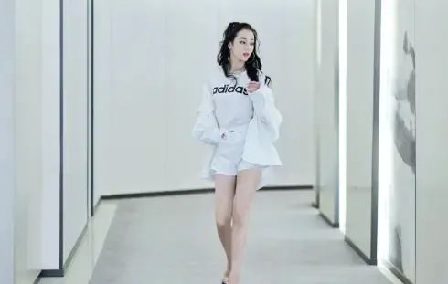 迪丽热巴 初秋白色热裤