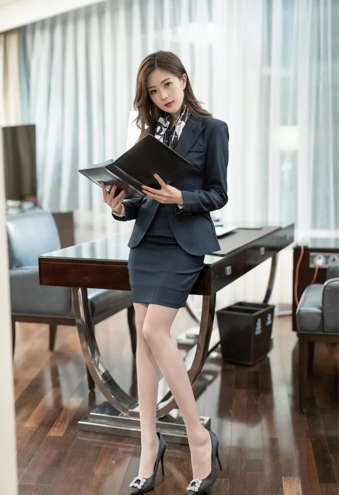 漂亮女秘书,职业装很气质优雅,靓丽好看