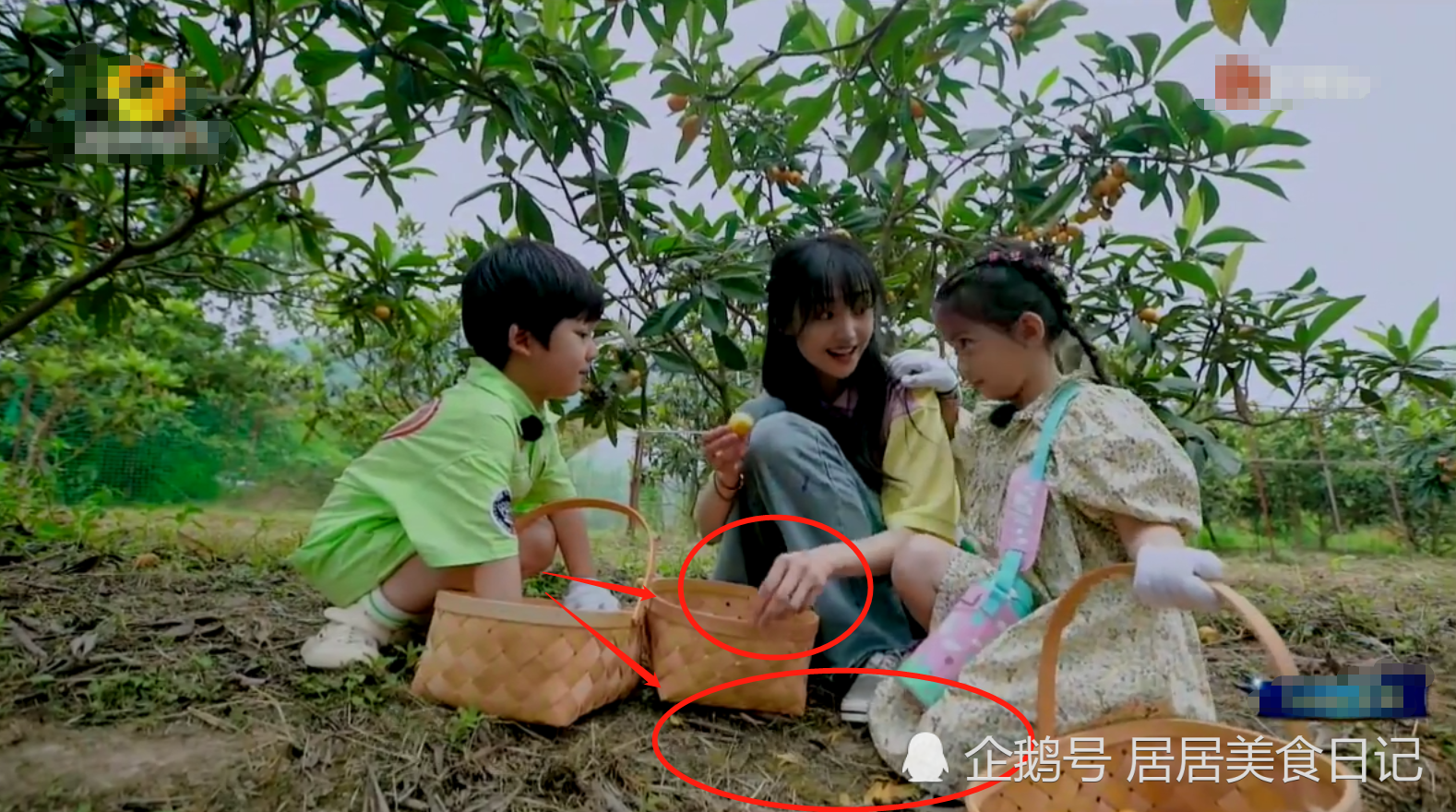 不过从画面中圈出来的部分可以看出,郑爽并没有因为孩子在场悉心教育
