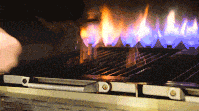 厚切的牛排切成条状,足足有 10盎司,串上铁签在炭烧炙烤.