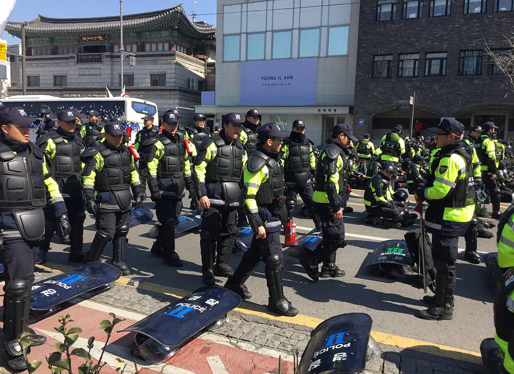 傍晚时分 中央大学紧急封校停课 大批警察进入警戒状态 看点快报