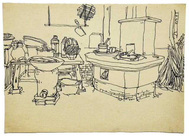 右边是烧柴的土灶,左边顶着锅的就是煤球灶,底下有个调节进风和清理