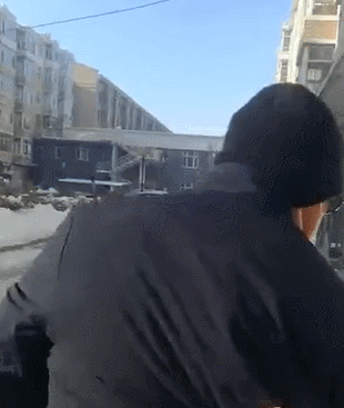 男子做核酸检测怕孩子受冷殴打志愿者?