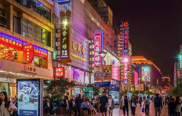 上海第二繁华的商业街 仅次于南京路 每天有十多万人光顾 看点快报