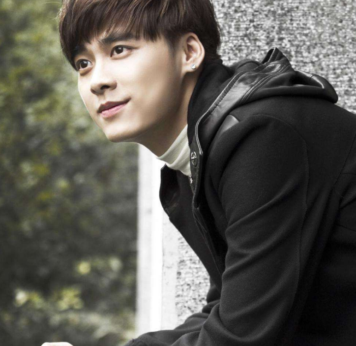 李易峰去理发店没化妆,当照片离开美颜后,33岁素颜的样子太真实