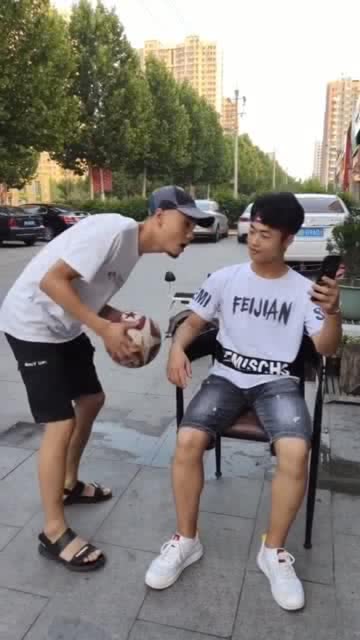 小伙用枪恶搞路人视频，拿枪的男子