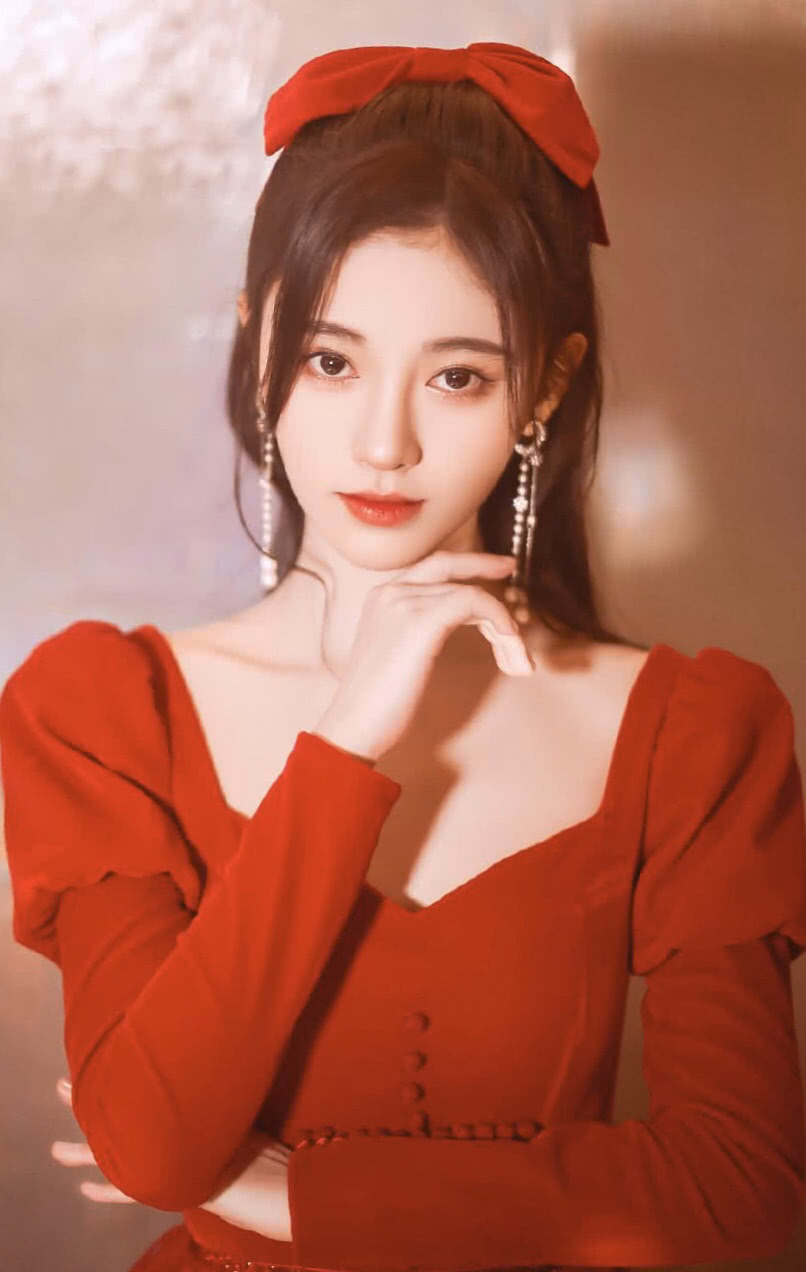 鞠婧祎穿喜庆红裙的春晚造型见过没?这颜值真配得上四