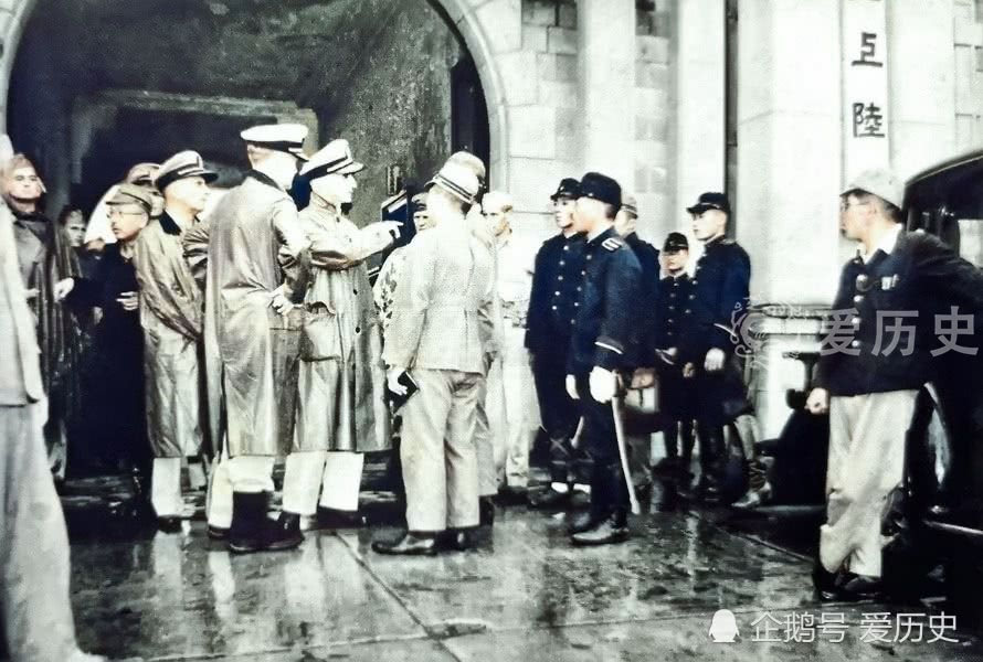 美军占领下的日本佐世保基地悬挂了70年的旭日旗就此落下 看点快报