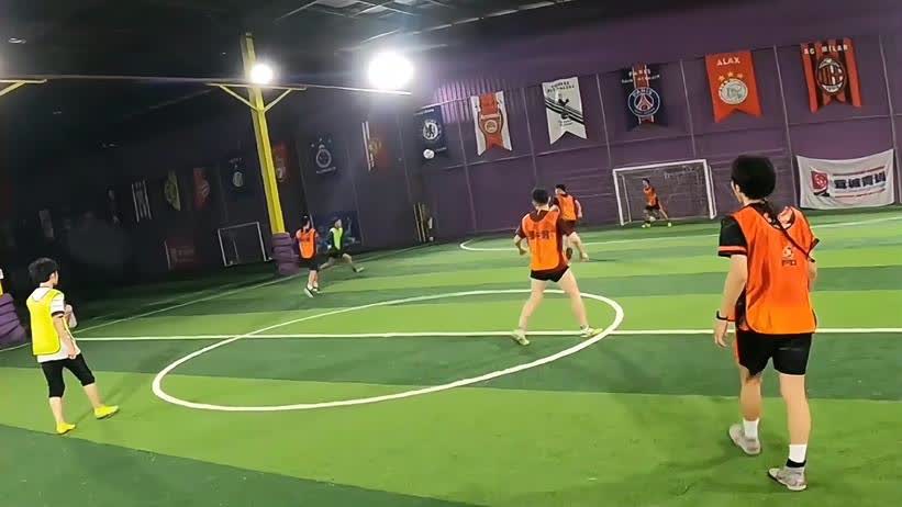 拜仁17岁天才边路“踩单车”翻车名场面，对手竖大拇指神补刀笑翻全网