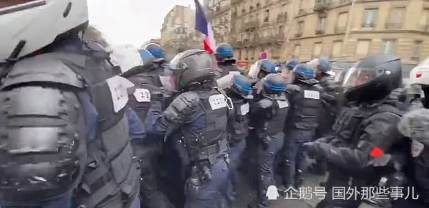 法国疫情告急民众仍上街抗议放火并和警察发生冲突称新冠是阴谋 看点快报