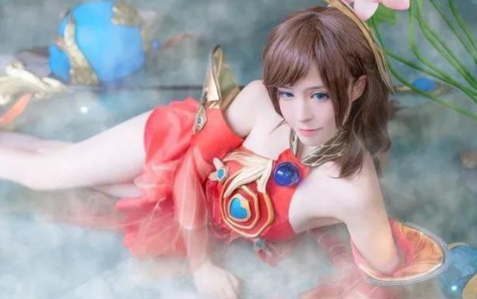 15岁初中生cos大乔,侧身特意露