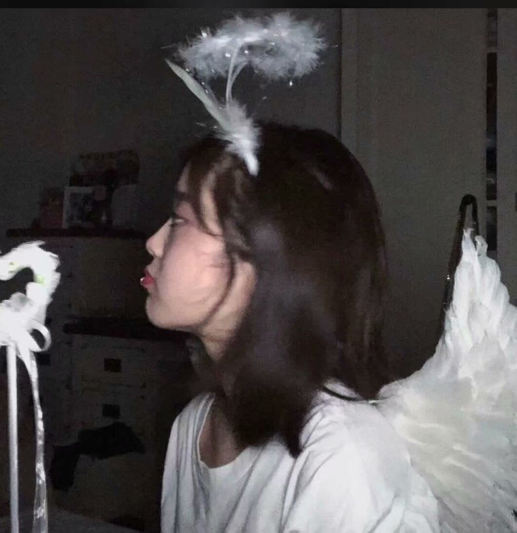 ins风女生头像:我想要看春天的雨漫,也想闻夏天的傍晚