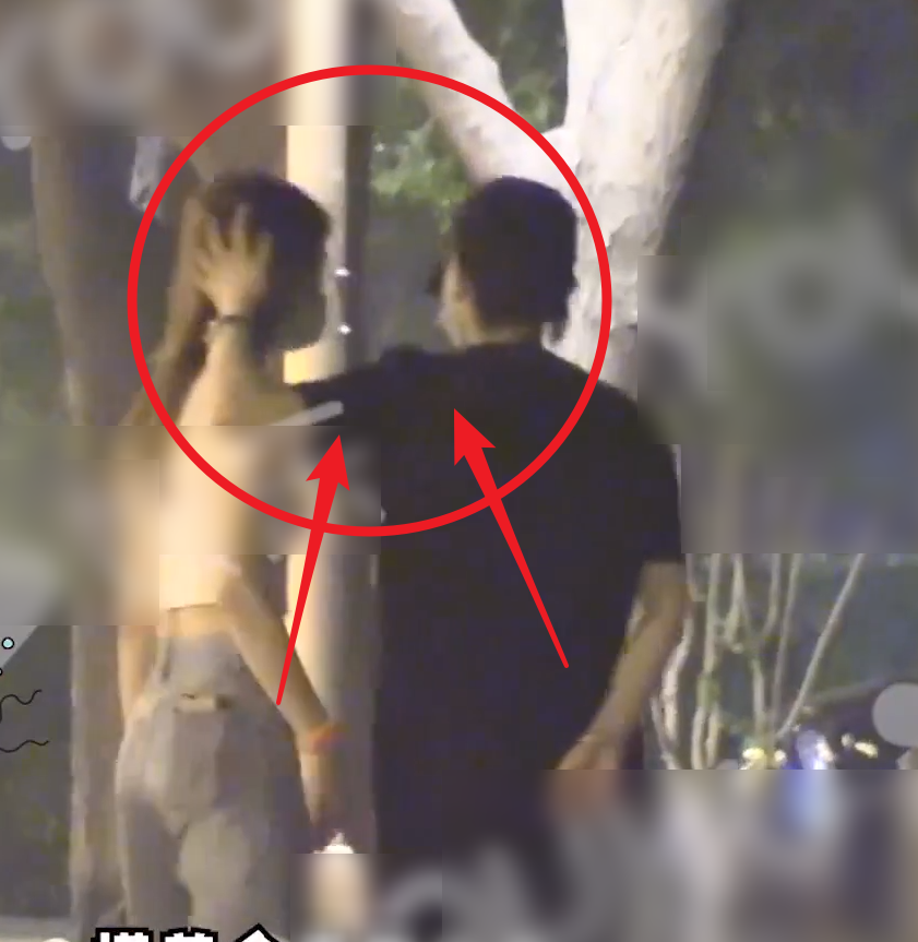 金晨李斯丹妮去玩被拍,二人牵手好甜,我却全程注意金晨的腰围