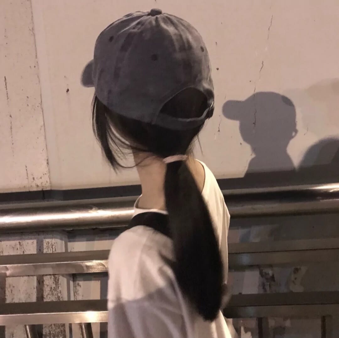 头像:ins不露脸女生头像/世事千帆过路的尽头会是温柔