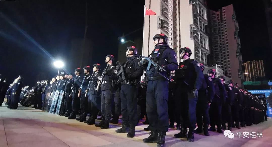 夜晚21点 桂林大批警察全副武装出动 97人被抓 看点快报