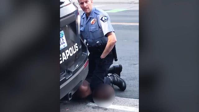 那名杀死黑人的美国警察 原来是特朗普的支持者 美国人更愤怒了 看点快报